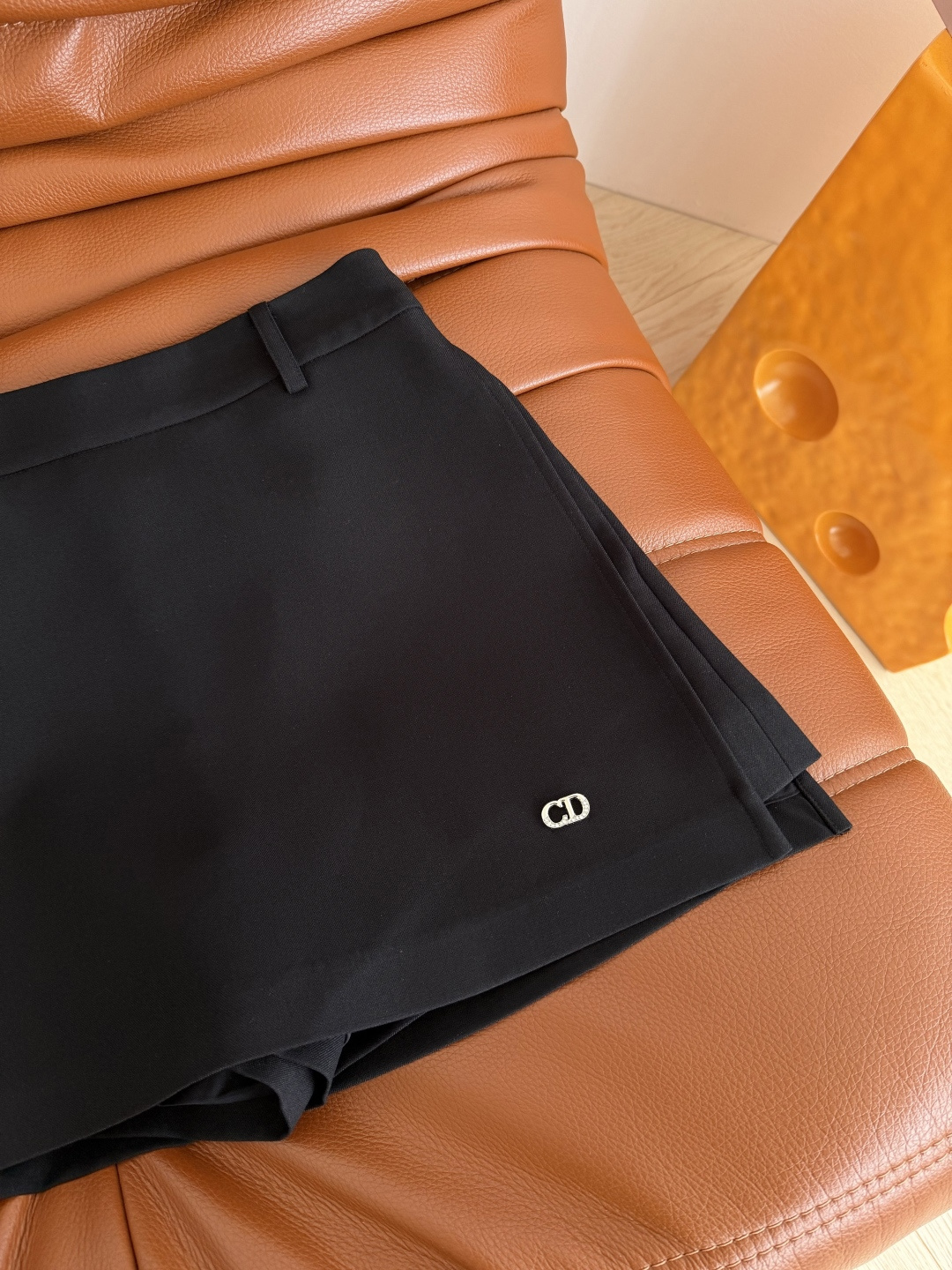 百搭系列 26春夏 CD字母装饰搭片半裙 前后搭片设计 双侧开叉 最最显腿长的设计点 无限延长腿部比例感