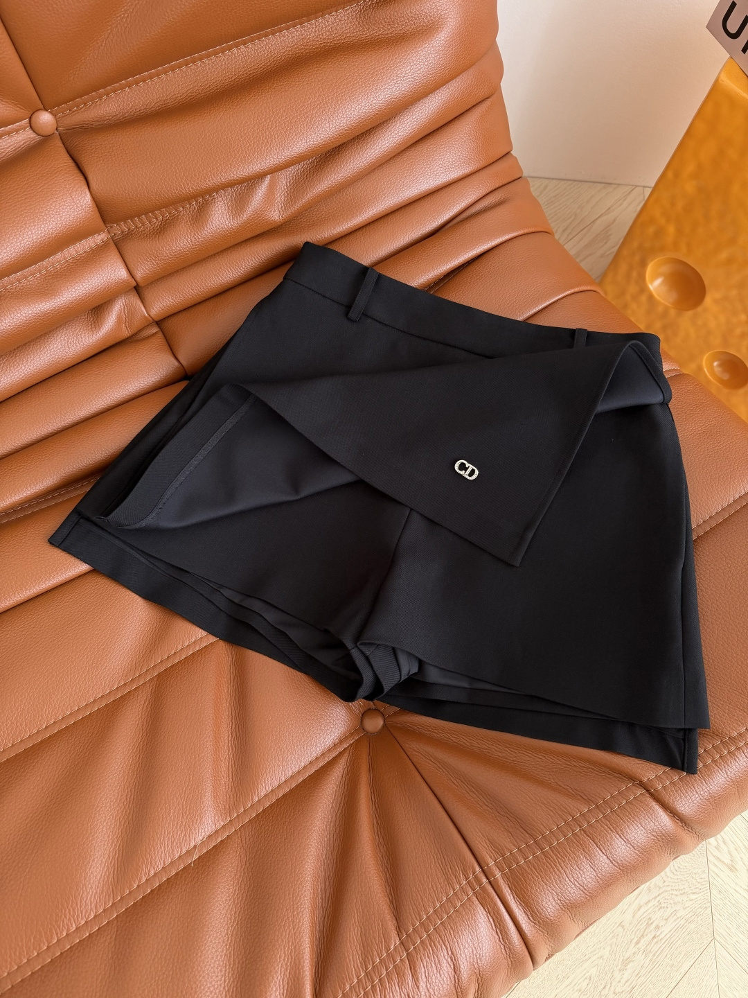 百搭系列 26春夏 CD字母装饰搭片半裙 前后搭片设计 双侧开叉 最最显腿长的设计点 无限延长腿部比例感