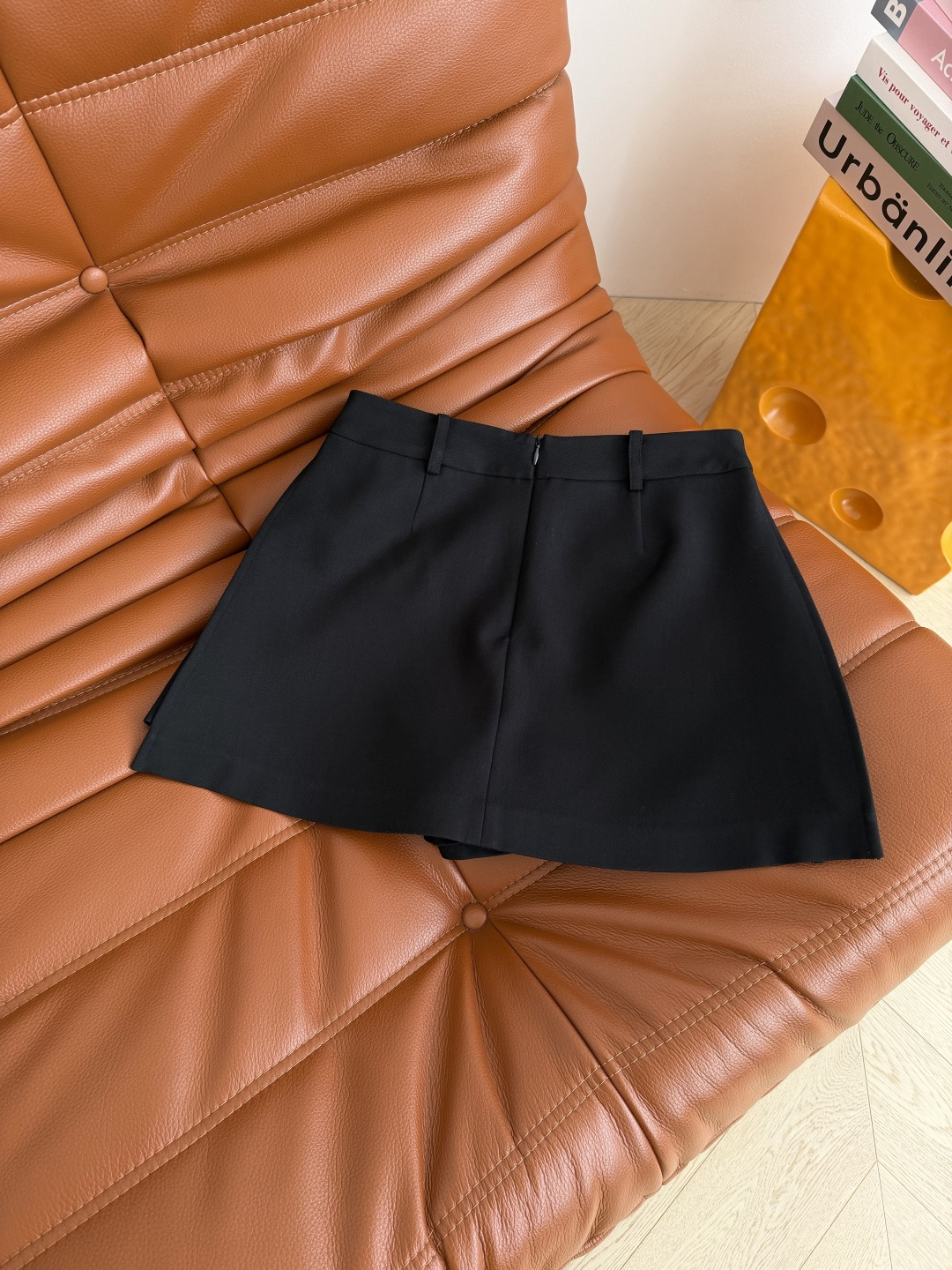 百搭系列 26春夏 CD字母装饰搭片半裙 前后搭片设计 双侧开叉 最最显腿长的设计点 无限延长腿部比例感