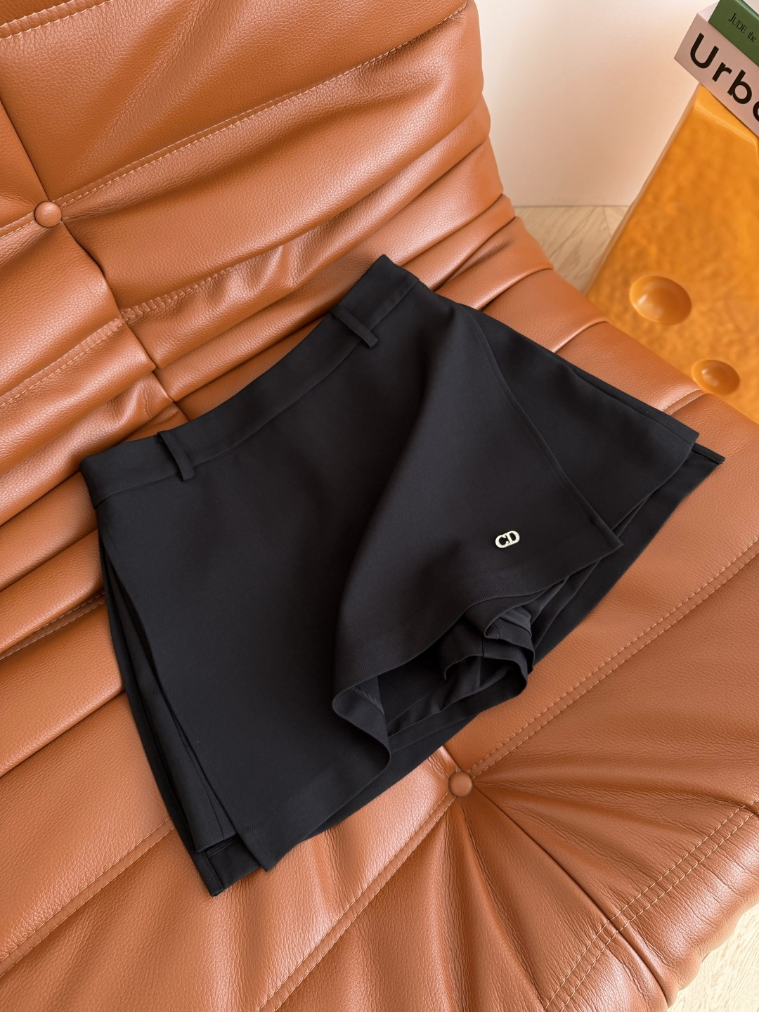 百搭系列 26春夏 CD字母装饰搭片半裙 前后搭片设计 双侧开叉 最最显腿长的设计点 无限延长腿部比例感