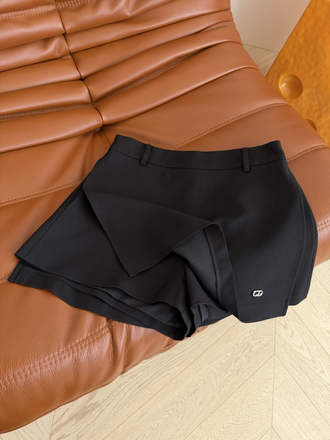 百搭系列 26春夏 CD字母装饰搭片半裙 前后搭片设计 双侧开叉 最最显腿长的设计点 无限延长腿部比例感