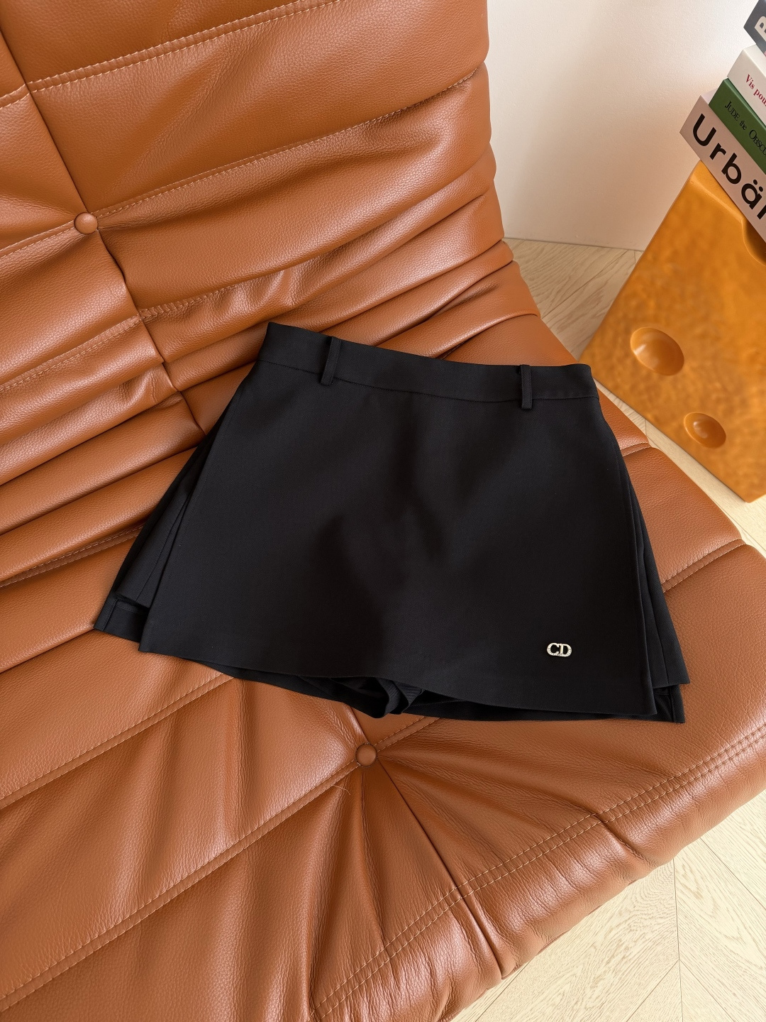 百搭系列 26春夏 CD字母装饰搭片半裙 前后搭片设计 双侧开叉 最最显腿长的设计点 无限延长腿部比例感