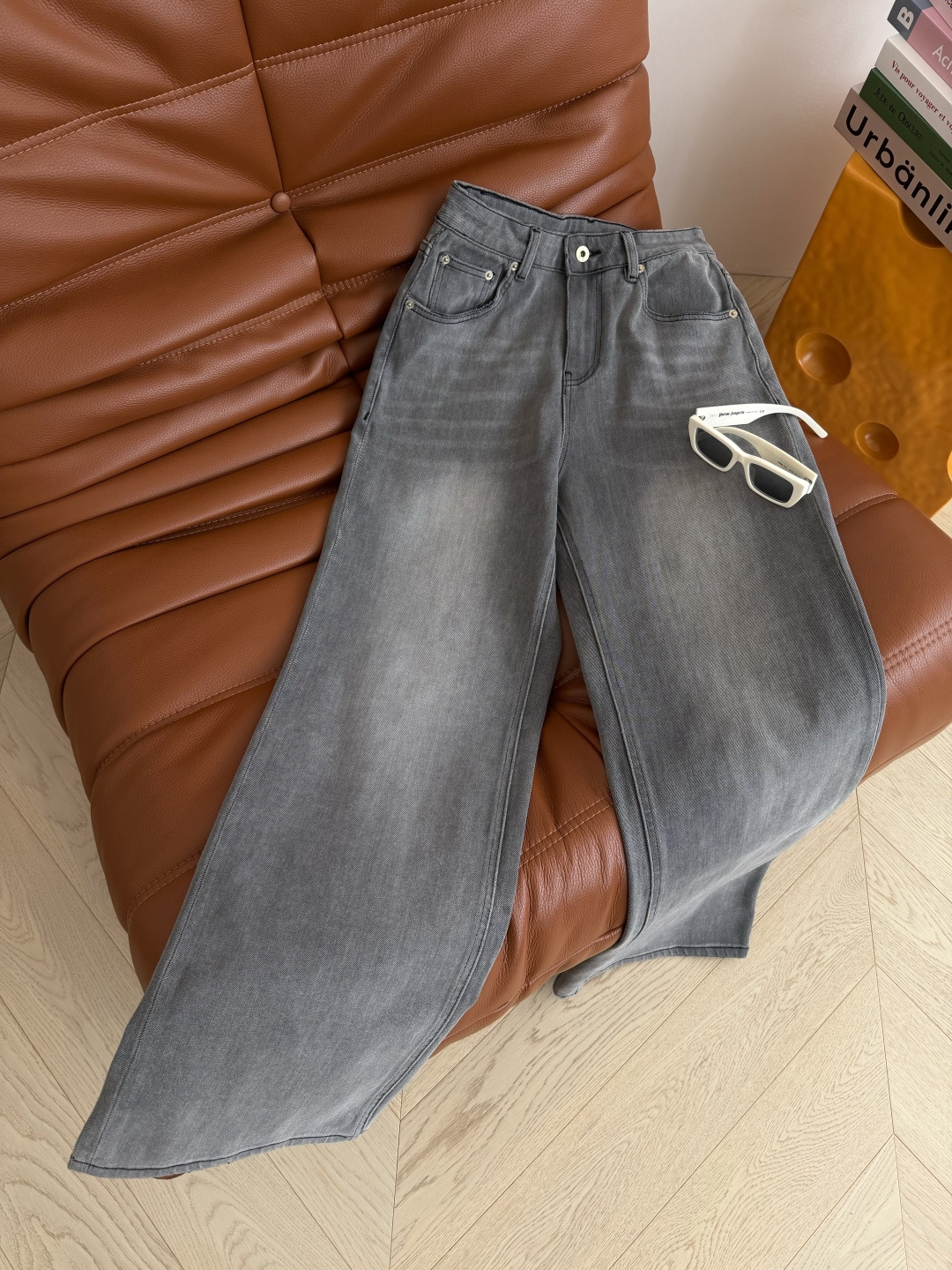 NO:826227,26ss classic square logo embroidered jeans. Super nice washed stonewashed gray. Classic and durable. Straight cut. Can be controlled by any leg shape. Hidden flesh to show height. A solid and versatile style. Classic logo embroidery + printing process on the back pocket. Very recognizable. Five codes in one color, Loewe-clothing, loewe, jeans,1986090926ss 经典方形logo刺绣牛仔裤 超级好看的洗水石磨灰 经典耐看 直筒的剪裁版型 不管是什么腿型都可以驾驭 藏肉显高 实打实的百搭款 后备口袋经典logo刺绣+印花工艺 很有辨识度 一色五码,罗意威-服装,loewe,jeans,,Women's clothing