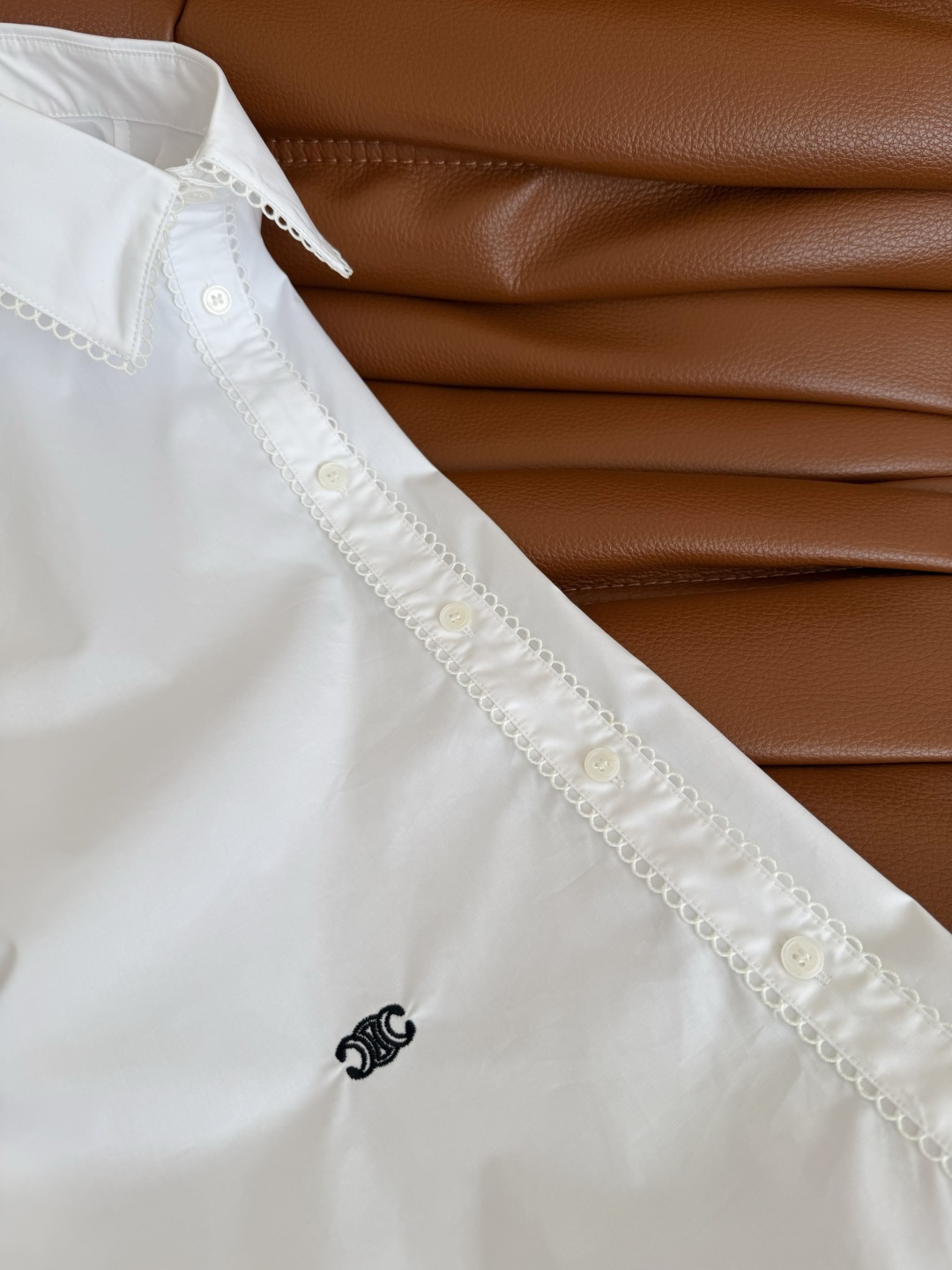 复古腔调 26ss 侧边凯旋门刺绣logo衬衫 采用了蕾丝小花边镶边设计 自带复古的氛围感 是日常穿搭温