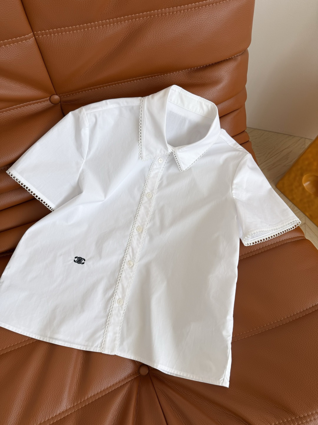 复古腔调 26ss 侧边凯旋门刺绣logo衬衫 采用了蕾丝小花边镶边设计 自带复古的氛围感 是日常穿搭温
