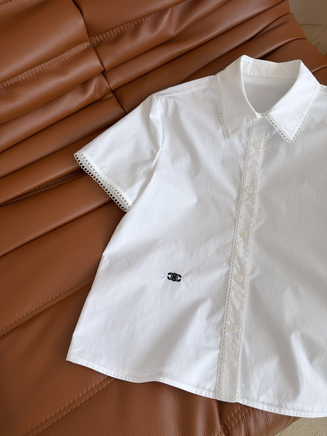 复古腔调 26ss 侧边凯旋门刺绣logo衬衫 采用了蕾丝小花边镶边设计 自带复古的氛围感 是日常穿搭温