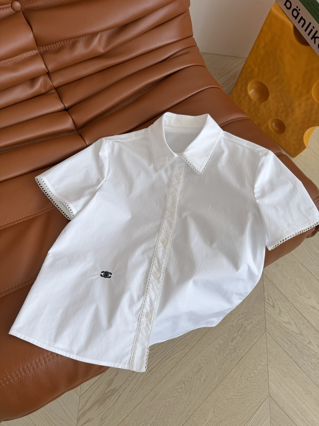 复古腔调 26ss 侧边凯旋门刺绣logo衬衫 采用了蕾丝小花边镶边设计 自带复古的氛围感 是日常穿搭温