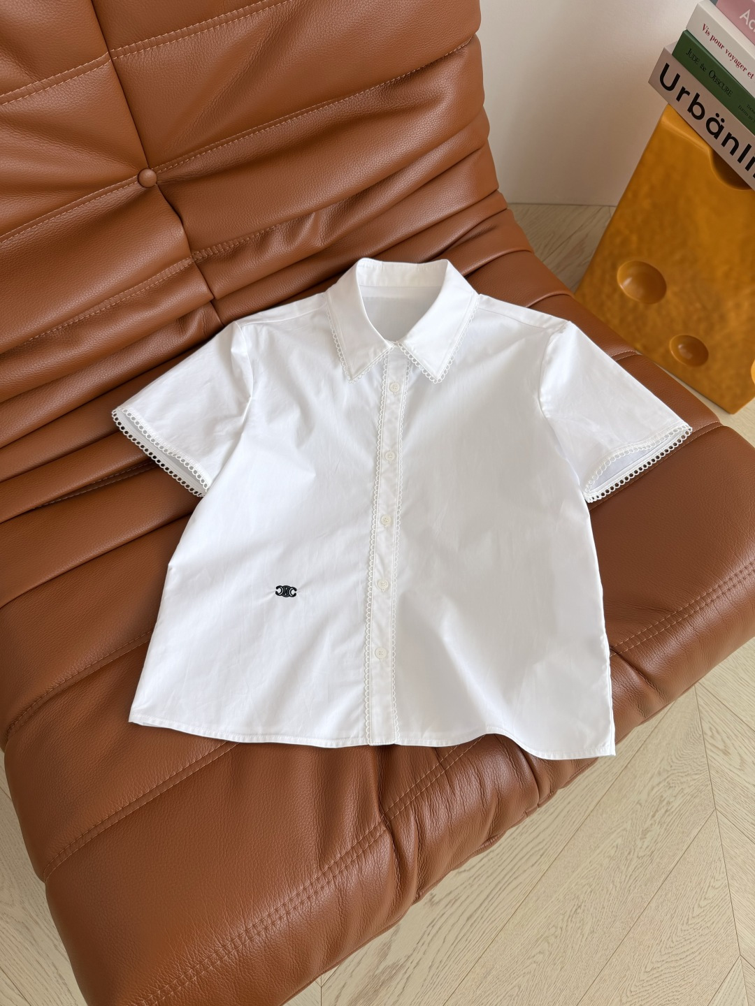 复古腔调 26ss 侧边凯旋门刺绣logo衬衫 采用了蕾丝小花边镶边设计 自带复古的氛围感 是日常穿搭温