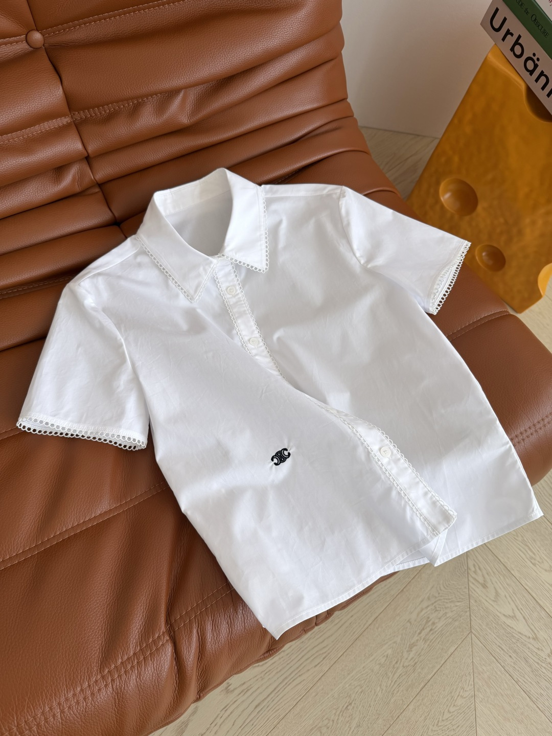 复古腔调 26ss 侧边凯旋门刺绣logo衬衫 采用了蕾丝小花边镶边设计 自带复古的氛围感 是日常穿搭温