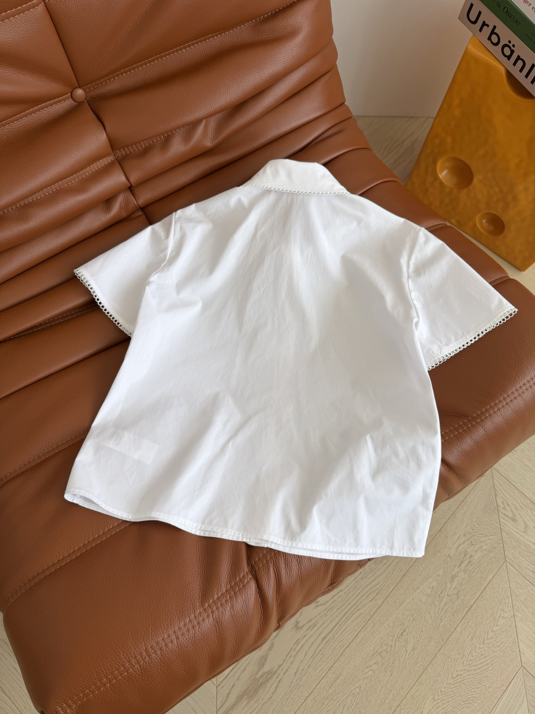 复古腔调 26ss 侧边凯旋门刺绣logo衬衫 采用了蕾丝小花边镶边设计 自带复古的氛围感 是日常穿搭温