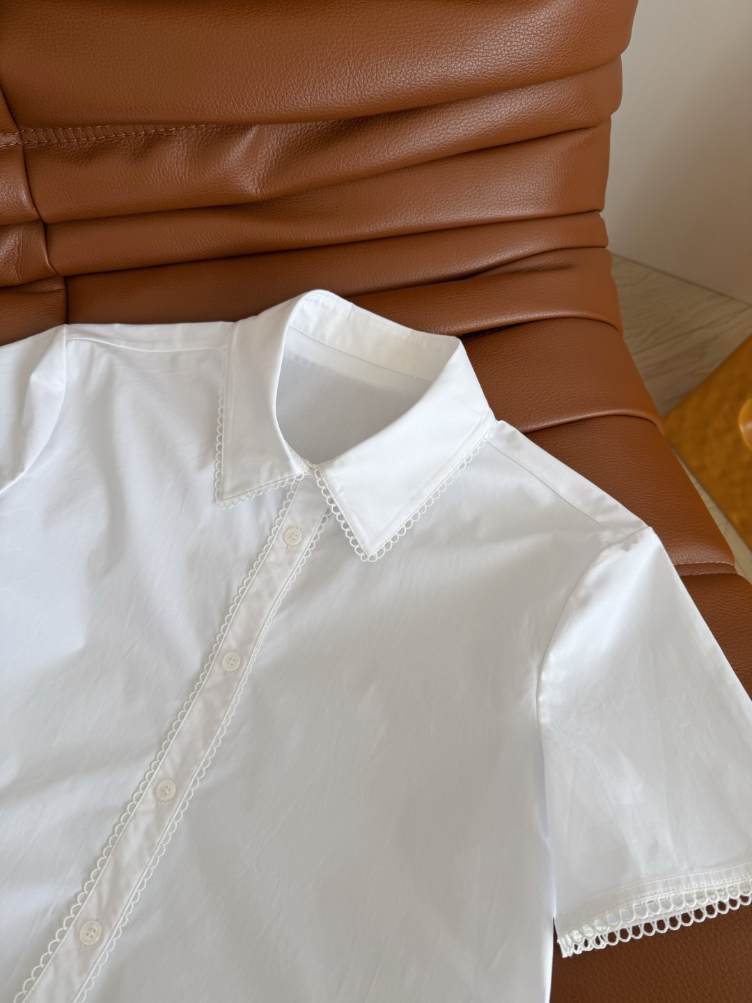 复古腔调 26ss 侧边凯旋门刺绣logo衬衫 采用了蕾丝小花边镶边设计 自带复古的氛围感 是日常穿搭温