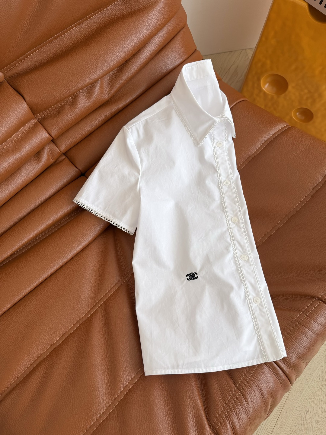 复古腔调 26ss 侧边凯旋门刺绣logo衬衫 采用了蕾丝小花边镶边设计 自带复古的氛围感 是日常穿搭温