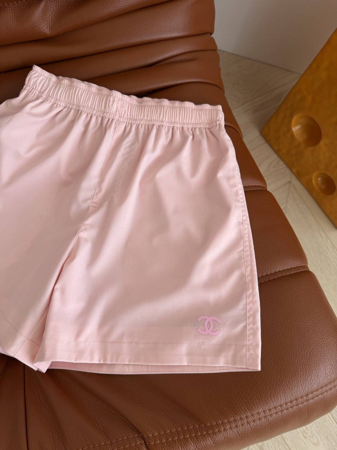 26春夏 立体胶印双C图案短裤 日常居家或者出街都百搭的短裤 休闲减龄 运动穿它也很适合 松紧腰设计 裤