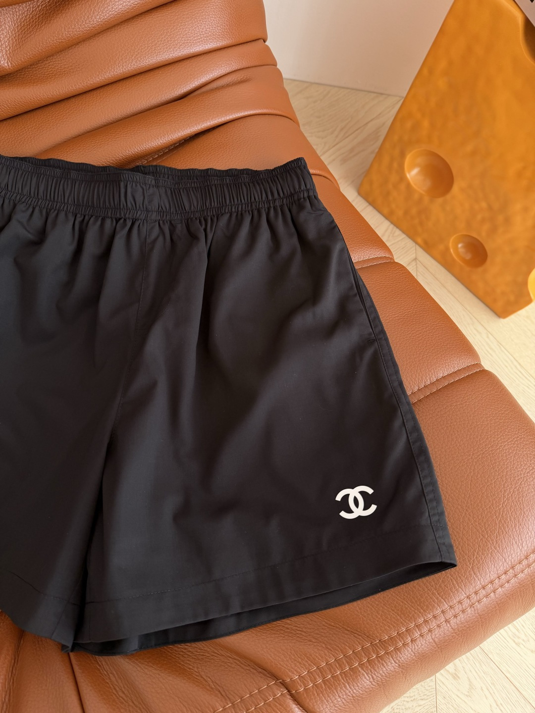 26春夏 立体胶印双C图案短裤 日常居家或者出街都百搭的短裤 休闲减龄 运动穿它也很适合 松紧腰设计 裤