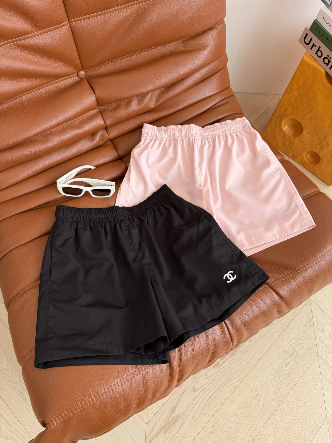 26春夏 立体胶印双C图案短裤 日常居家或者出街都百搭的短裤 休闲减龄 运动穿它也很适合 松紧腰设计 裤