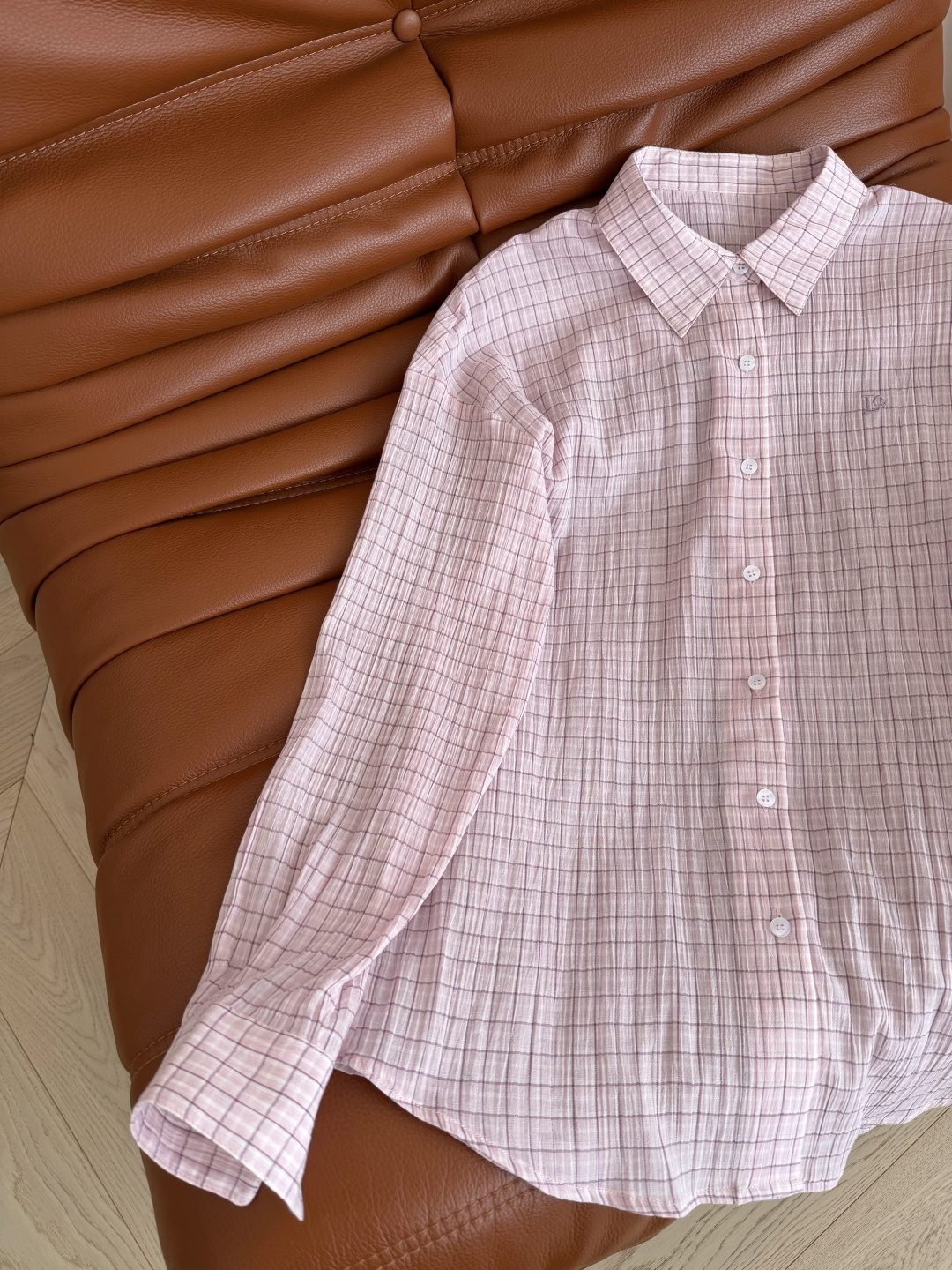 李智恩 杨超越同款 LC字母logo刺绣格子衬衫 夏季凹造型必备防晒衬衫 面料轻薄透气 带有褶皱肌理感 