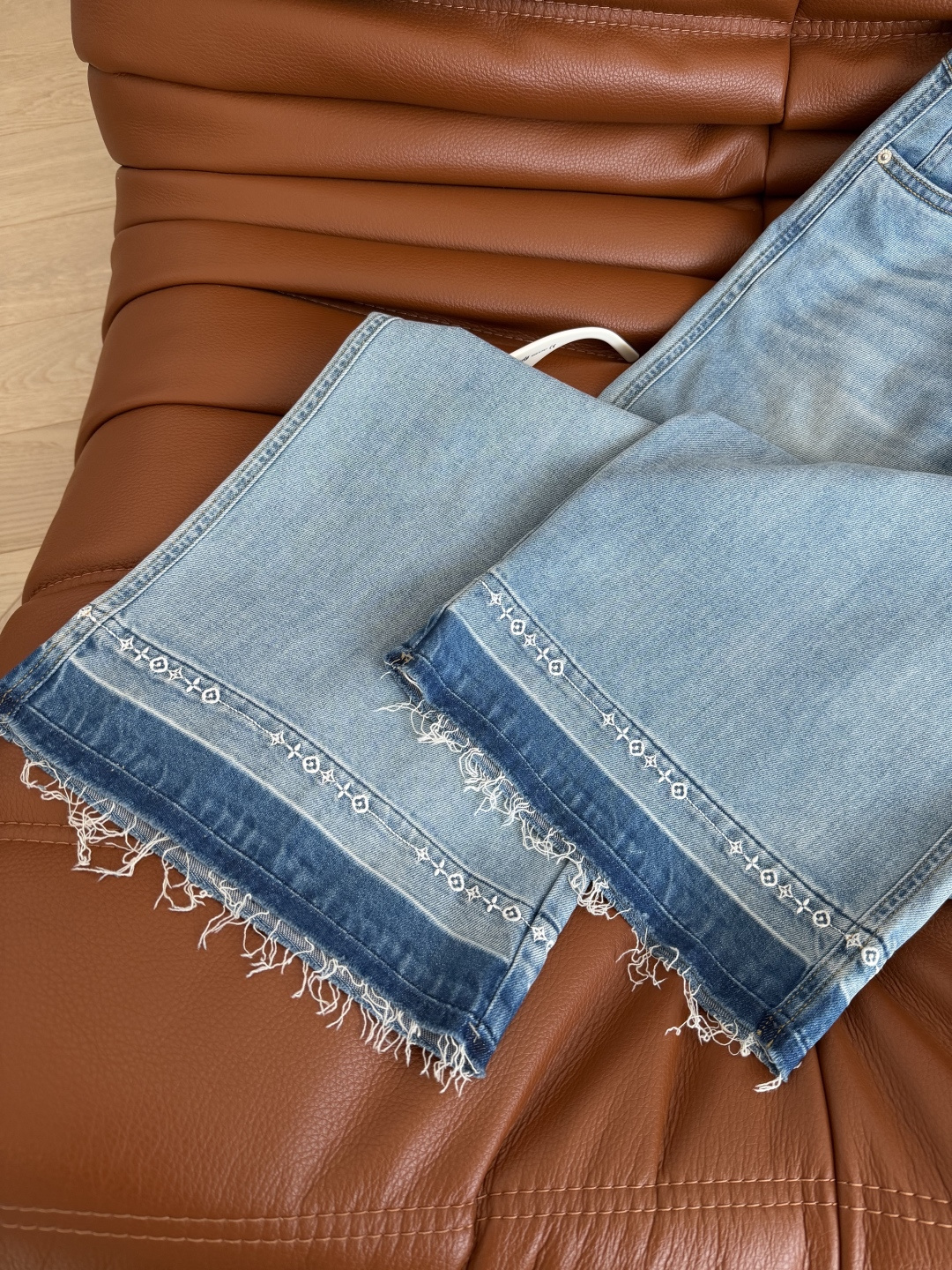 26新款 老花刺绣裤脚设计牛仔裤 复古的洗水蓝 夏季清爽百搭 直筒的版型 毛边裤脚 刺绣了老花图案装饰 