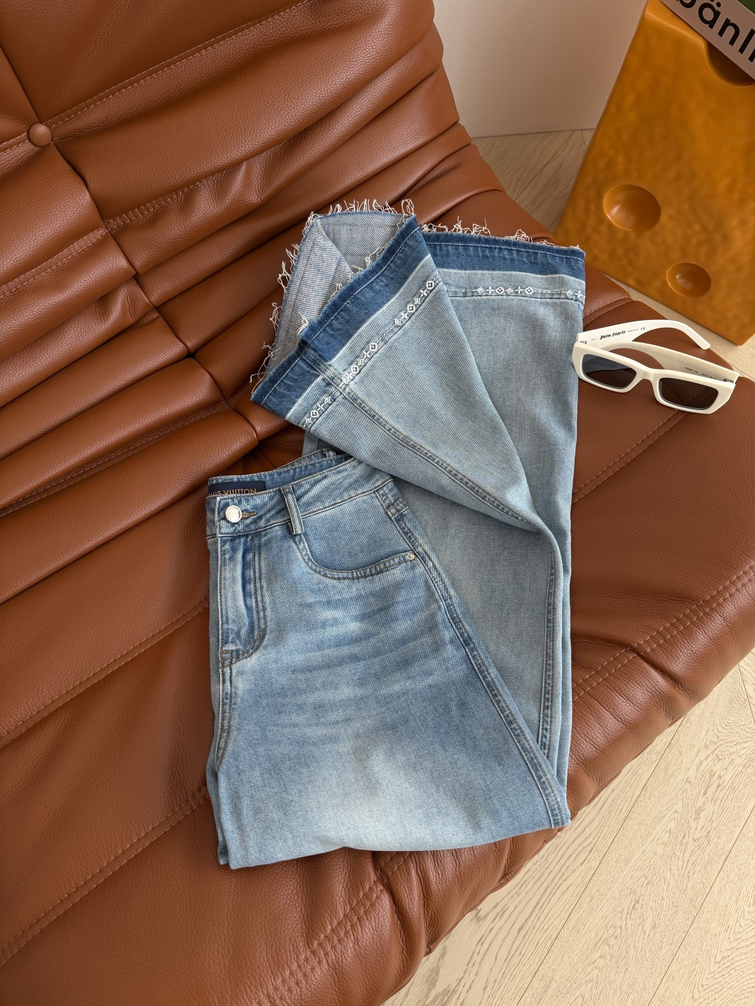 26新款 老花刺绣裤脚设计牛仔裤 复古的洗水蓝 夏季清爽百搭 直筒的版型 毛边裤脚 刺绣了老花图案装饰 