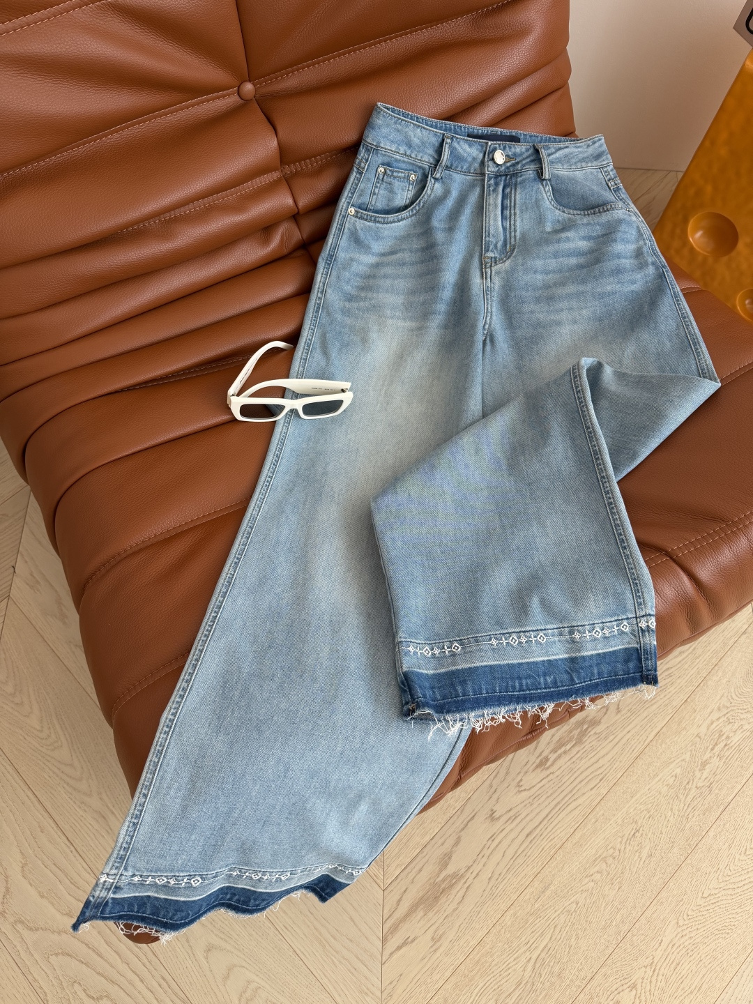 26新款 老花刺绣裤脚设计牛仔裤 复古的洗水蓝 夏季清爽百搭 直筒的版型 毛边裤脚 刺绣了老花图案装饰 