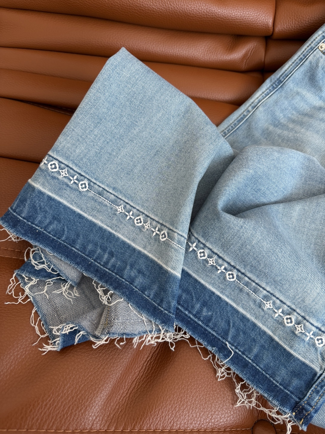 26新款 老花刺绣裤脚设计牛仔裤 复古的洗水蓝 夏季清爽百搭 直筒的版型 毛边裤脚 刺绣了老花图案装饰 