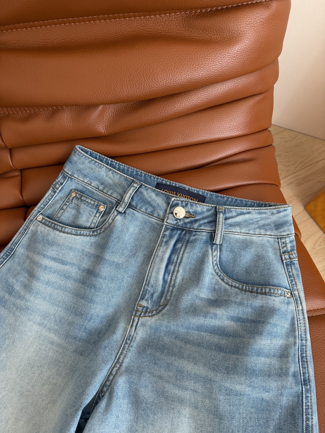 26新款 老花刺绣裤脚设计牛仔裤 复古的洗水蓝 夏季清爽百搭 直筒的版型 毛边裤脚 刺绣了老花图案装饰 