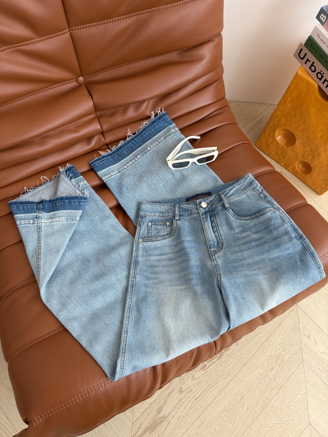 26新款 老花刺绣裤脚设计牛仔裤 复古的洗水蓝 夏季清爽百搭 直筒的版型 毛边裤脚 刺绣了老花图案装饰 