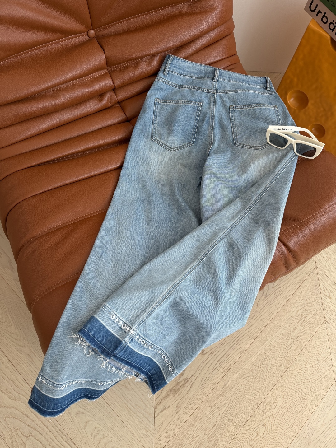 26新款 老花刺绣裤脚设计牛仔裤 复古的洗水蓝 夏季清爽百搭 直筒的版型 毛边裤脚 刺绣了老花图案装饰 