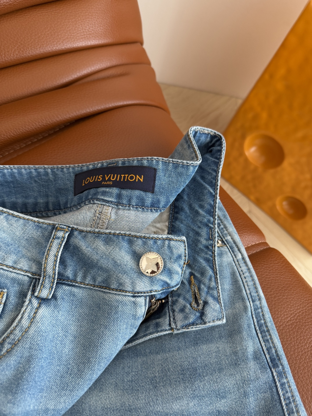 26新款 老花刺绣裤脚设计牛仔裤 复古的洗水蓝 夏季清爽百搭 直筒的版型 毛边裤脚 刺绣了老花图案装饰 