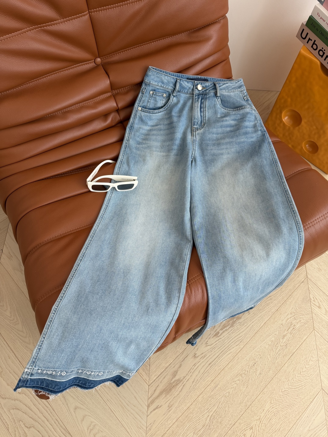 26新款 老花刺绣裤脚设计牛仔裤 复古的洗水蓝 夏季清爽百搭 直筒的版型 毛边裤脚 刺绣了老花图案装饰 