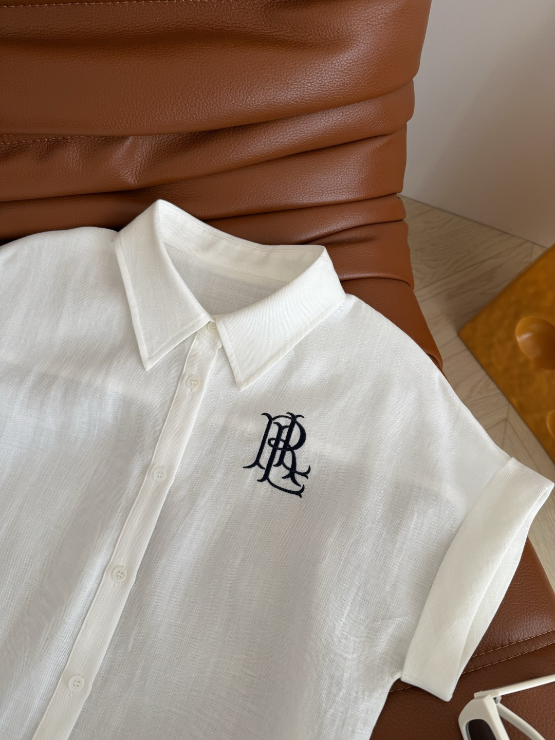 博主同款 26新品 字母logo刺绣亚麻衬衫 休闲慵懒范 自带度假风时髦属性 拍照太出片了 采用亚麻天丝