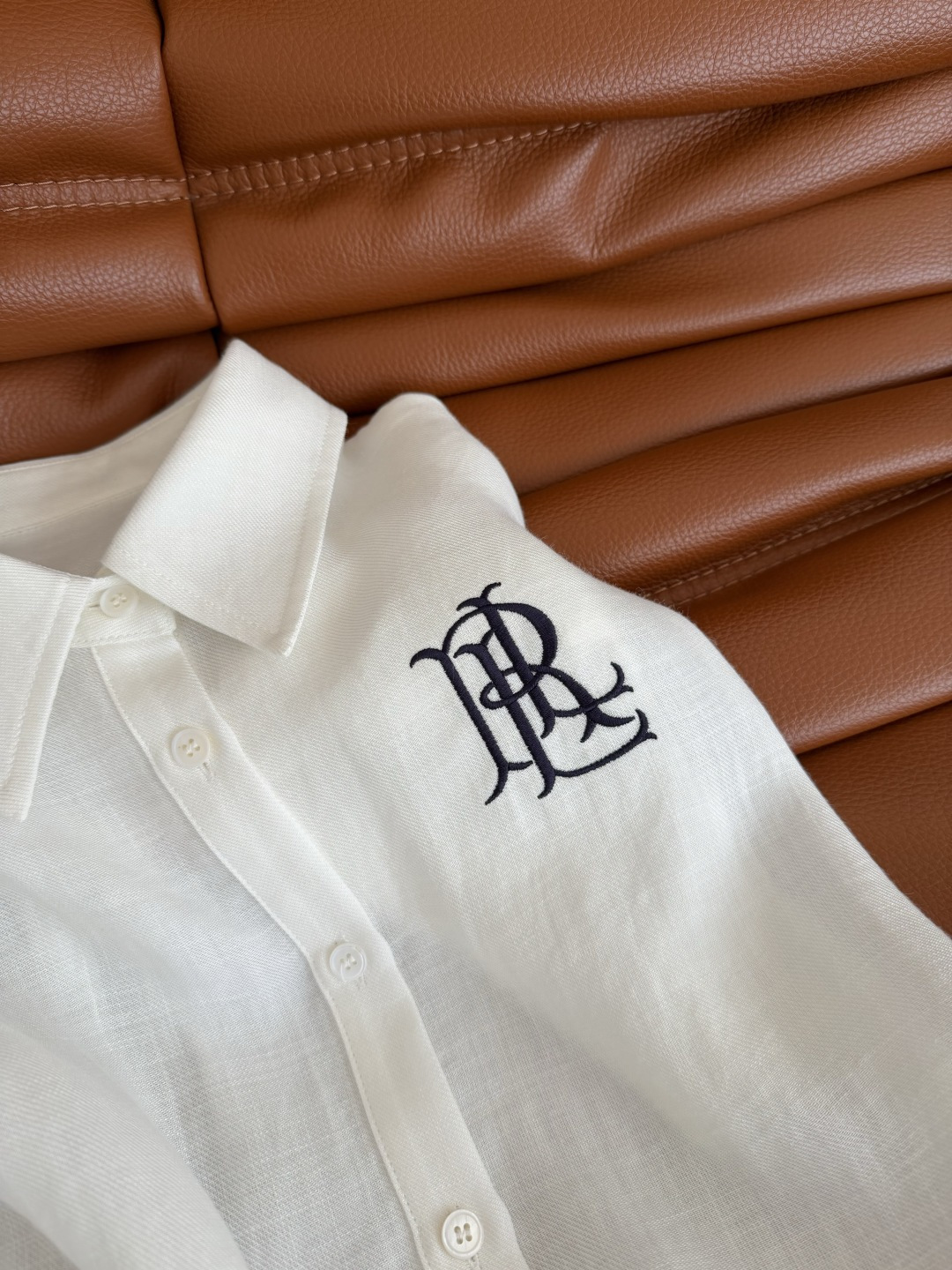 博主同款 26新品 字母logo刺绣亚麻衬衫 休闲慵懒范 自带度假风时髦属性 拍照太出片了 采用亚麻天丝