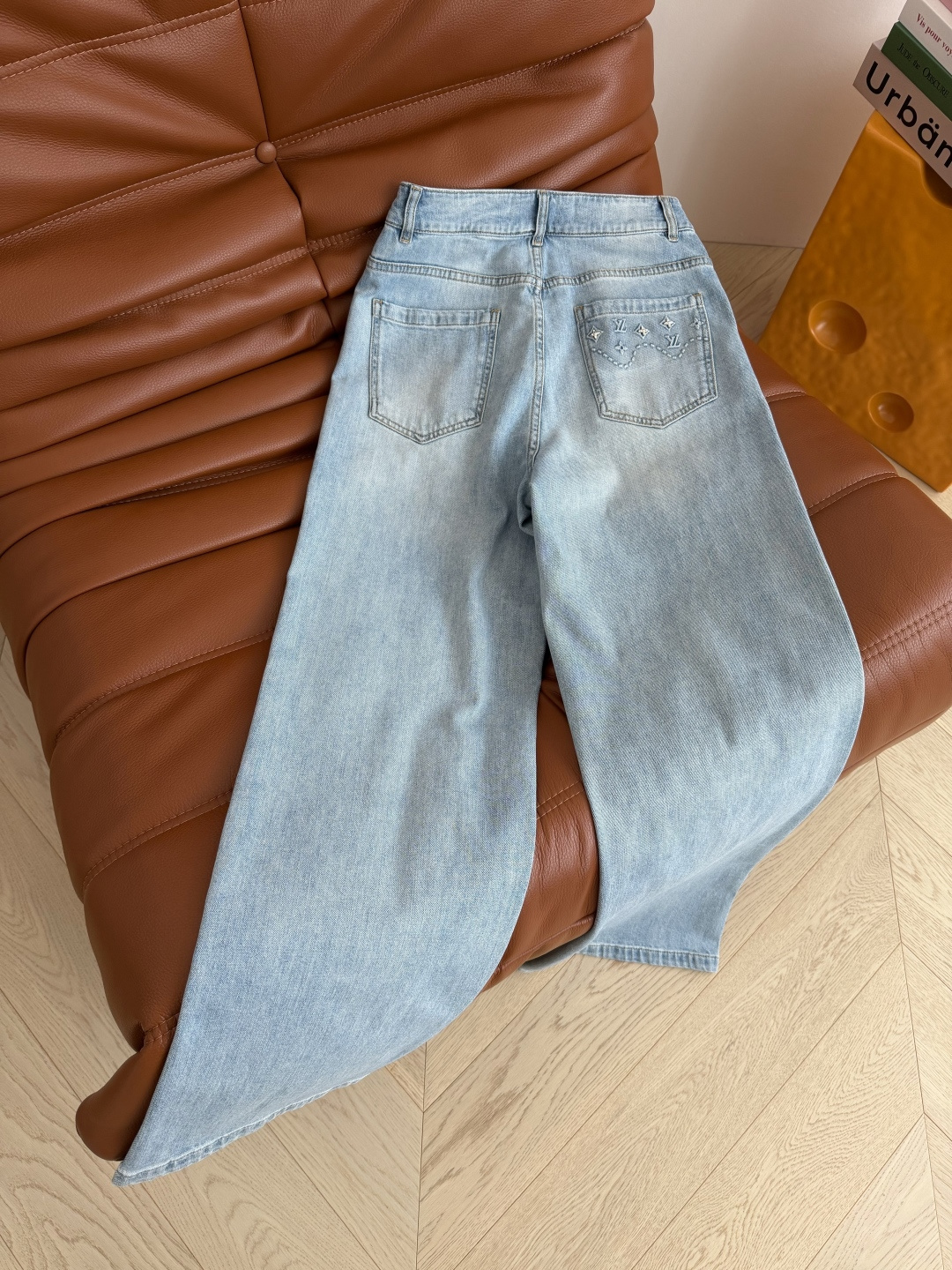 夏季百搭系列 26 春夏 Vintage风格 老花图案装饰牛仔裤 重工款 采用钉珠+立体注胶工艺老花图案