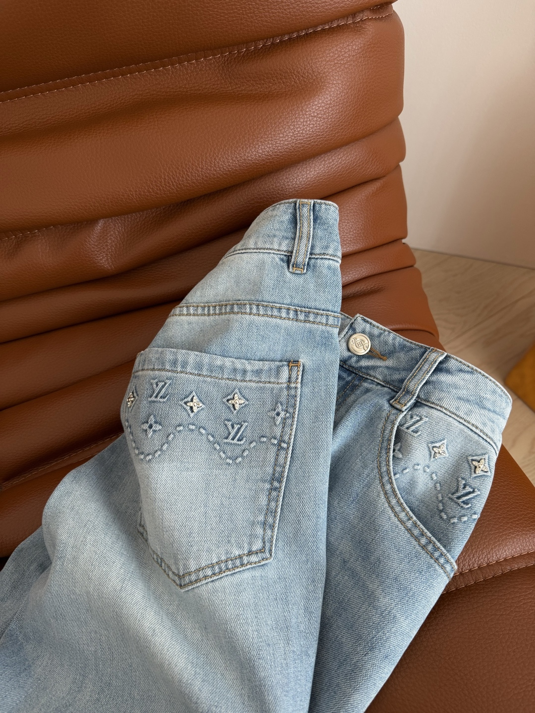 夏季百搭系列 26 春夏 Vintage风格 老花图案装饰牛仔裤 重工款 采用钉珠+立体注胶工艺老花图案