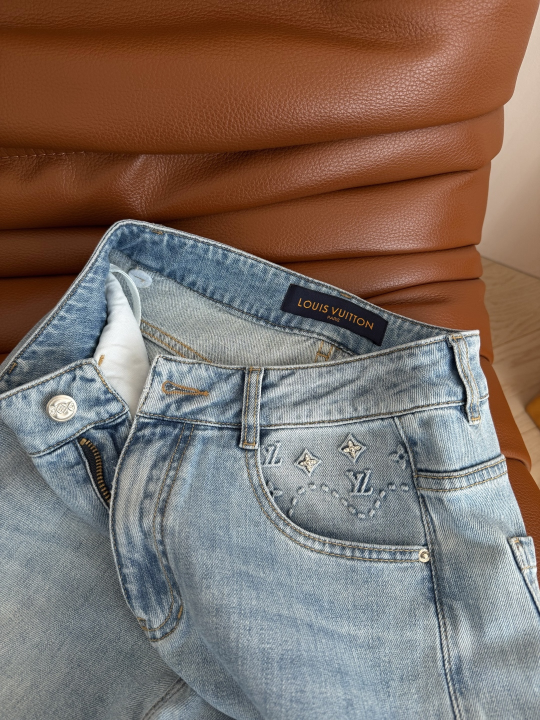 夏季百搭系列 26 春夏 Vintage风格 老花图案装饰牛仔裤 重工款 采用钉珠+立体注胶工艺老花图案