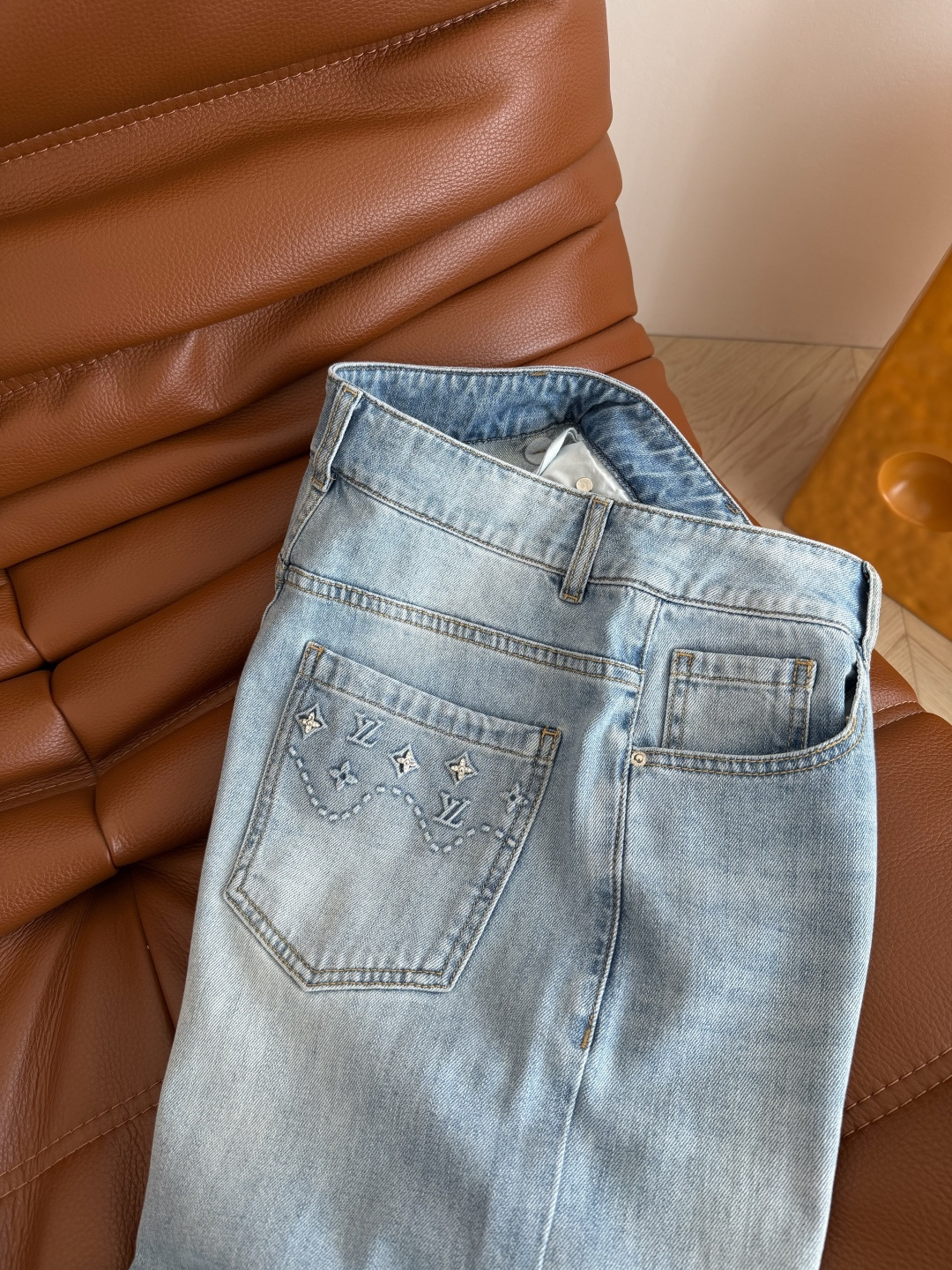 夏季百搭系列 26 春夏 Vintage风格 老花图案装饰牛仔裤 重工款 采用钉珠+立体注胶工艺老花图案