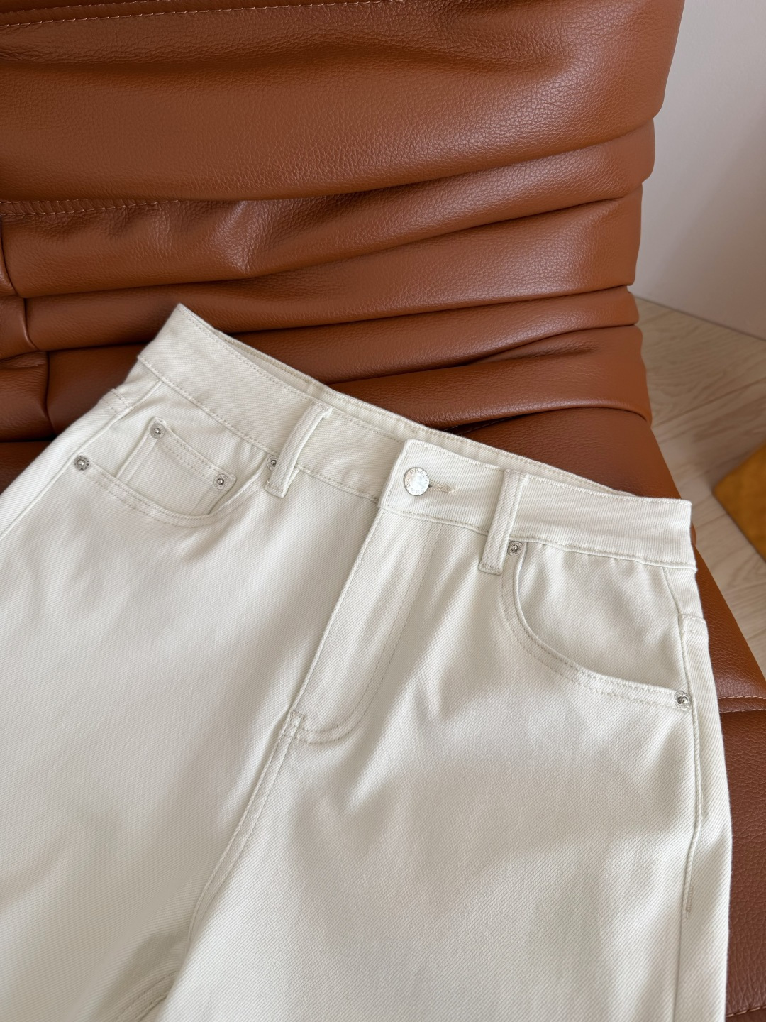 夏季必备五分裤 皇冠👑logo刺绣五分牛仔裤 日常休闲款 无论是搭配T恤或者衬衫都OK 暖杏色也太百搭了