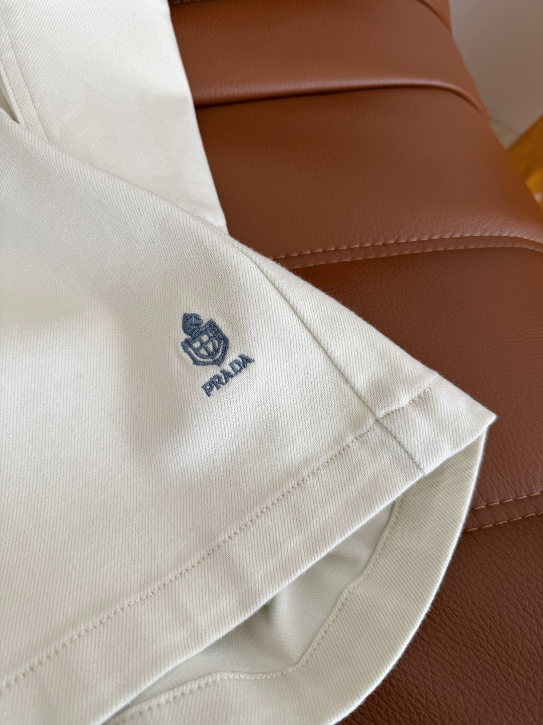 夏季必备五分裤 皇冠👑logo刺绣五分牛仔裤 日常休闲款 无论是搭配T恤或者衬衫都OK 暖杏色也太百搭了