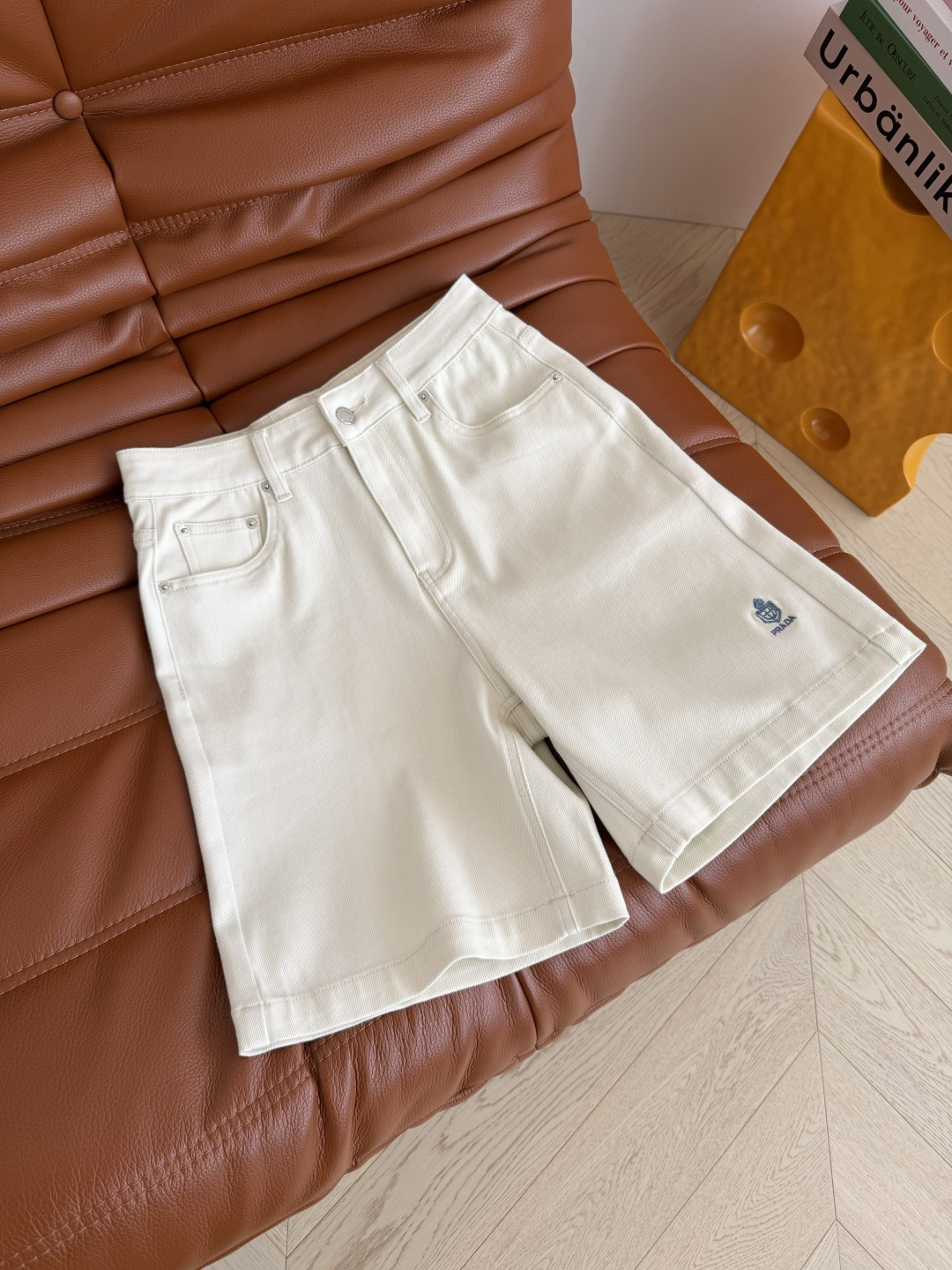 夏季必备五分裤 皇冠👑logo刺绣五分牛仔裤 日常休闲款 无论是搭配T恤或者衬衫都OK 暖杏色也太百搭了