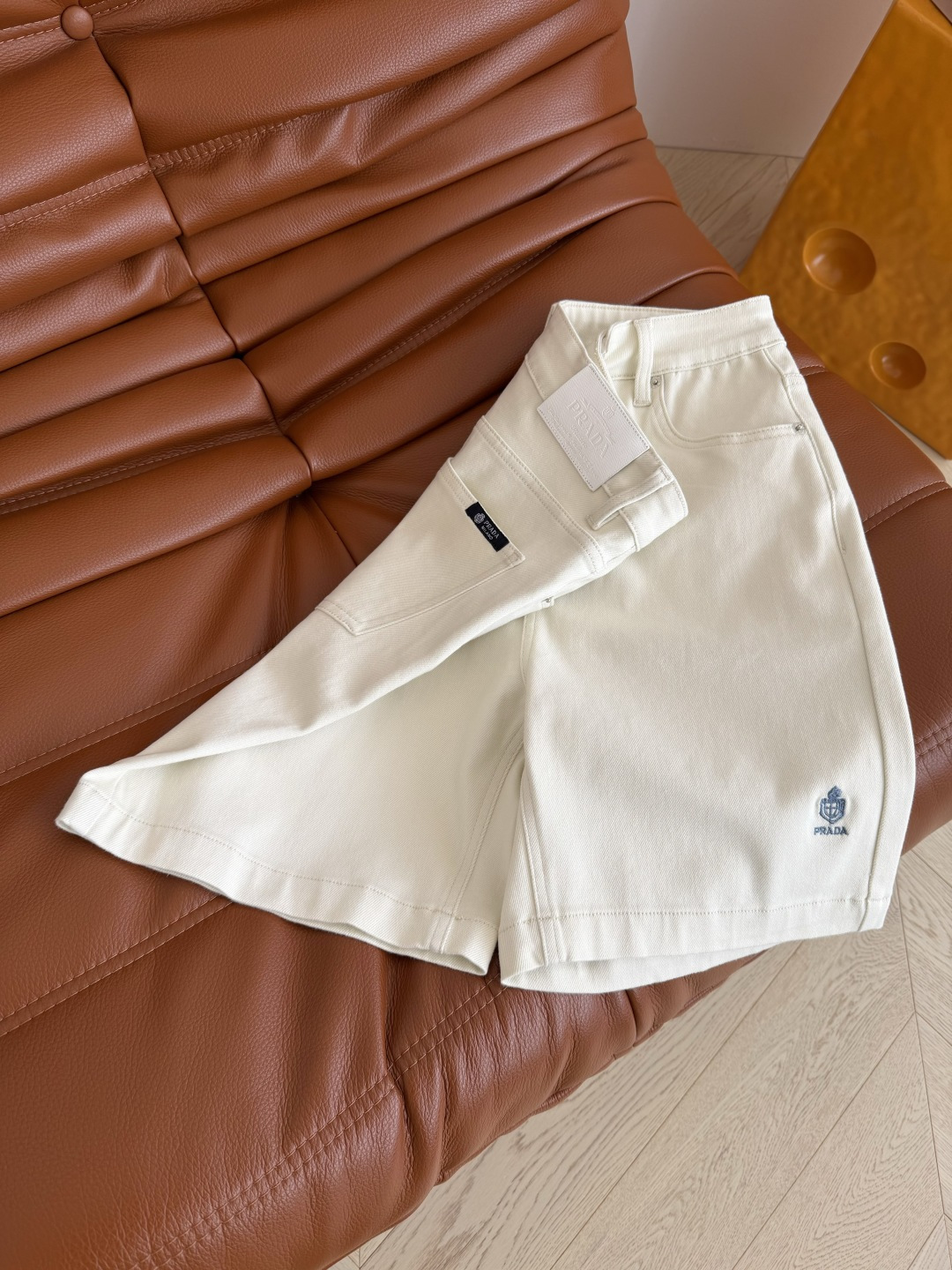 夏季必备五分裤 皇冠👑logo刺绣五分牛仔裤 日常休闲款 无论是搭配T恤或者衬衫都OK 暖杏色也太百搭了