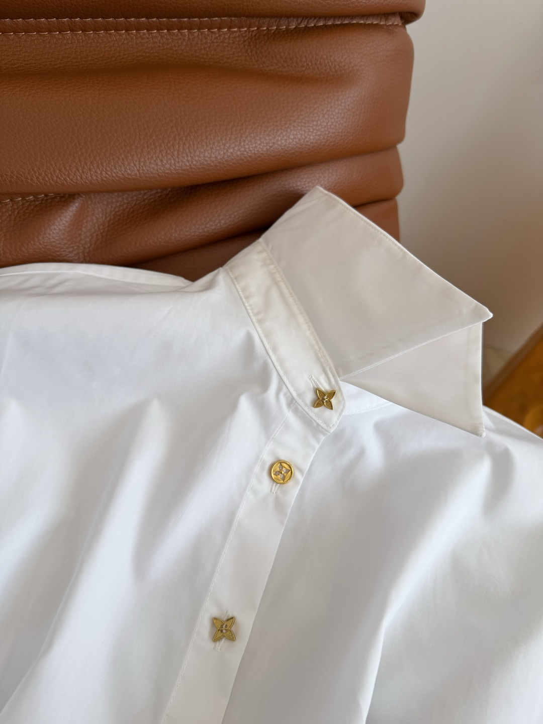 26新款🧡🧡老花金属扣装饰小飞袖衬衫 小飞袖设计 可以把肩部和手臂的位置包得很好 藏肉肉肉又能修饰肩线 