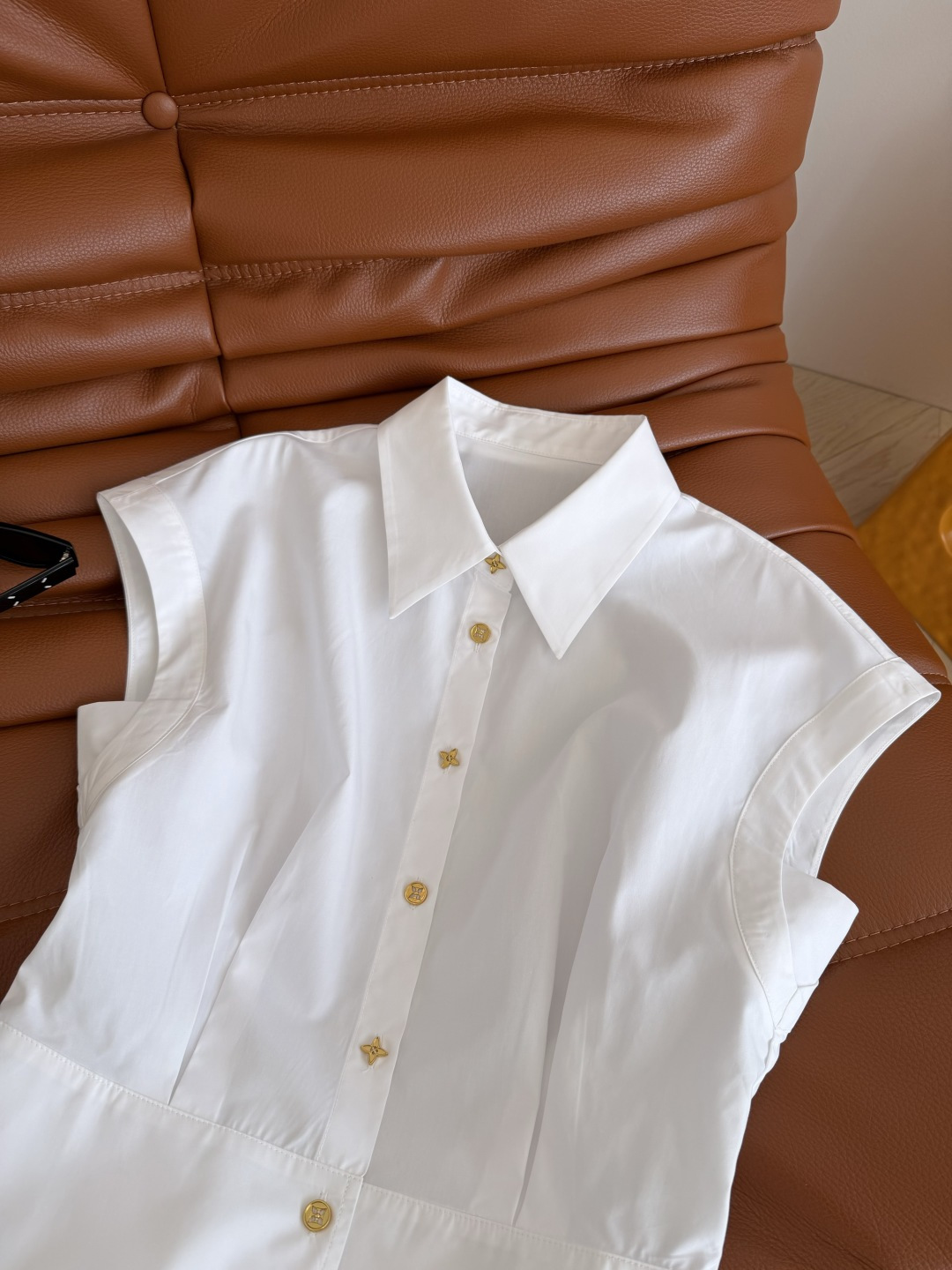 26新款🧡🧡老花金属扣装饰小飞袖衬衫 小飞袖设计 可以把肩部和手臂的位置包得很好 藏肉肉肉又能修饰肩线 