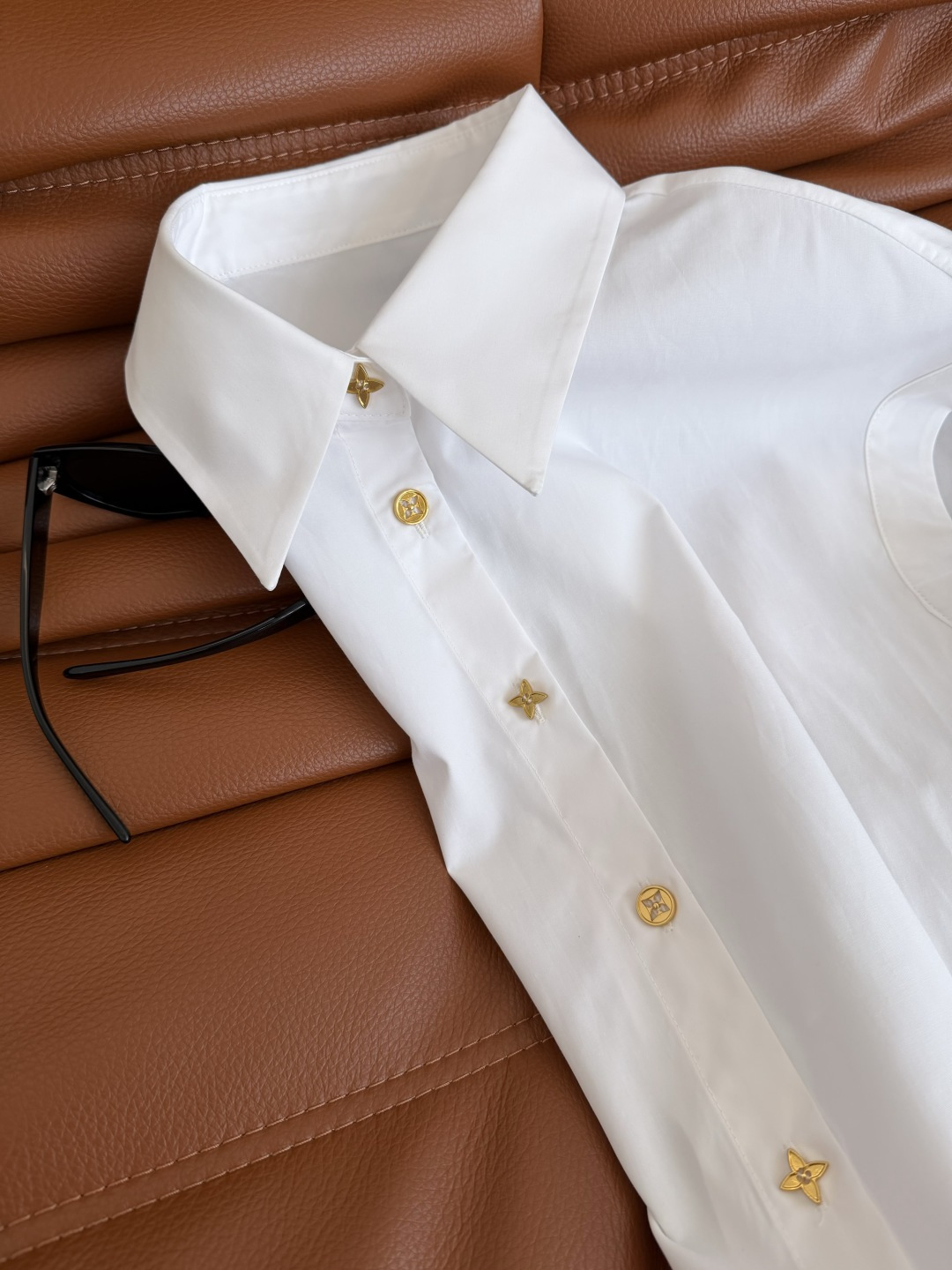 26新款🧡🧡老花金属扣装饰小飞袖衬衫 小飞袖设计 可以把肩部和手臂的位置包得很好 藏肉肉肉又能修饰肩线 