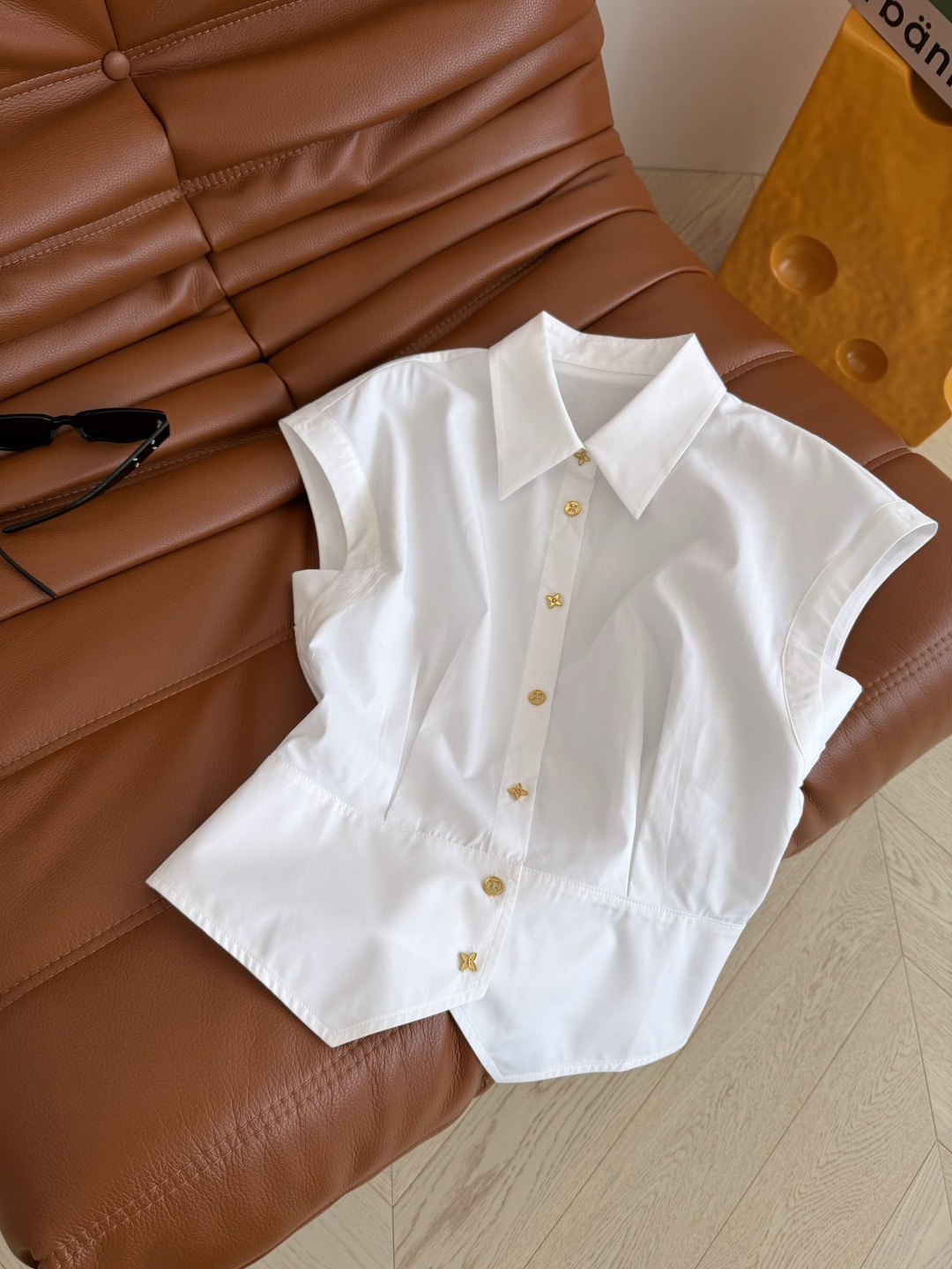 26新款🧡🧡老花金属扣装饰小飞袖衬衫 小飞袖设计 可以把肩部和手臂的位置包得很好 藏肉肉肉又能修饰肩线 