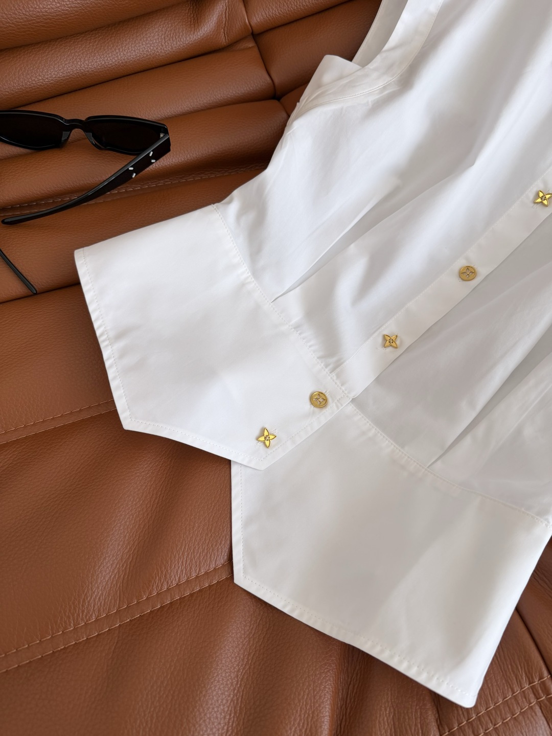 26新款🧡🧡老花金属扣装饰小飞袖衬衫 小飞袖设计 可以把肩部和手臂的位置包得很好 藏肉肉肉又能修饰肩线 