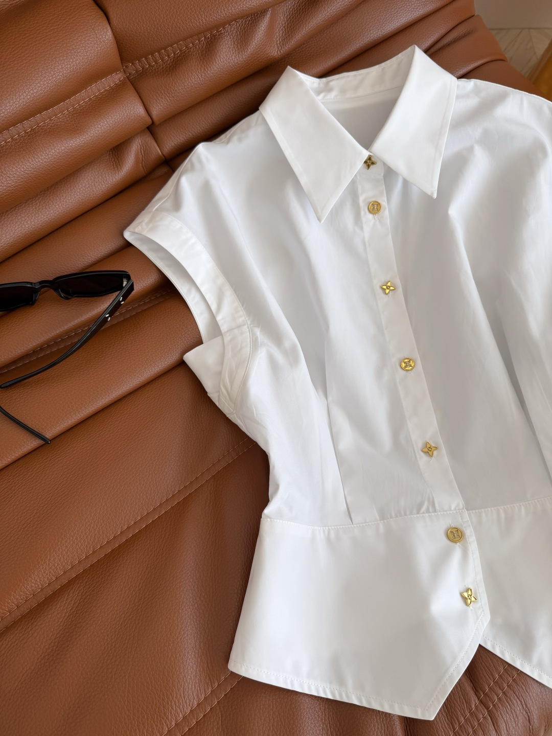 26新款🧡🧡老花金属扣装饰小飞袖衬衫 小飞袖设计 可以把肩部和手臂的位置包得很好 藏肉肉肉又能修饰肩线 