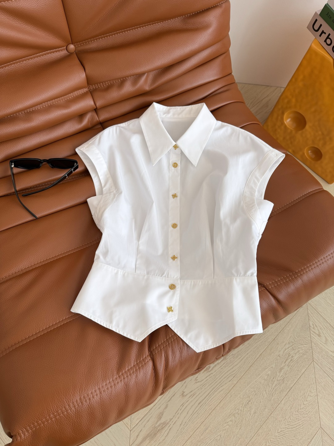 26新款🧡🧡老花金属扣装饰小飞袖衬衫 小飞袖设计 可以把肩部和手臂的位置包得很好 藏肉肉肉又能修饰肩线 