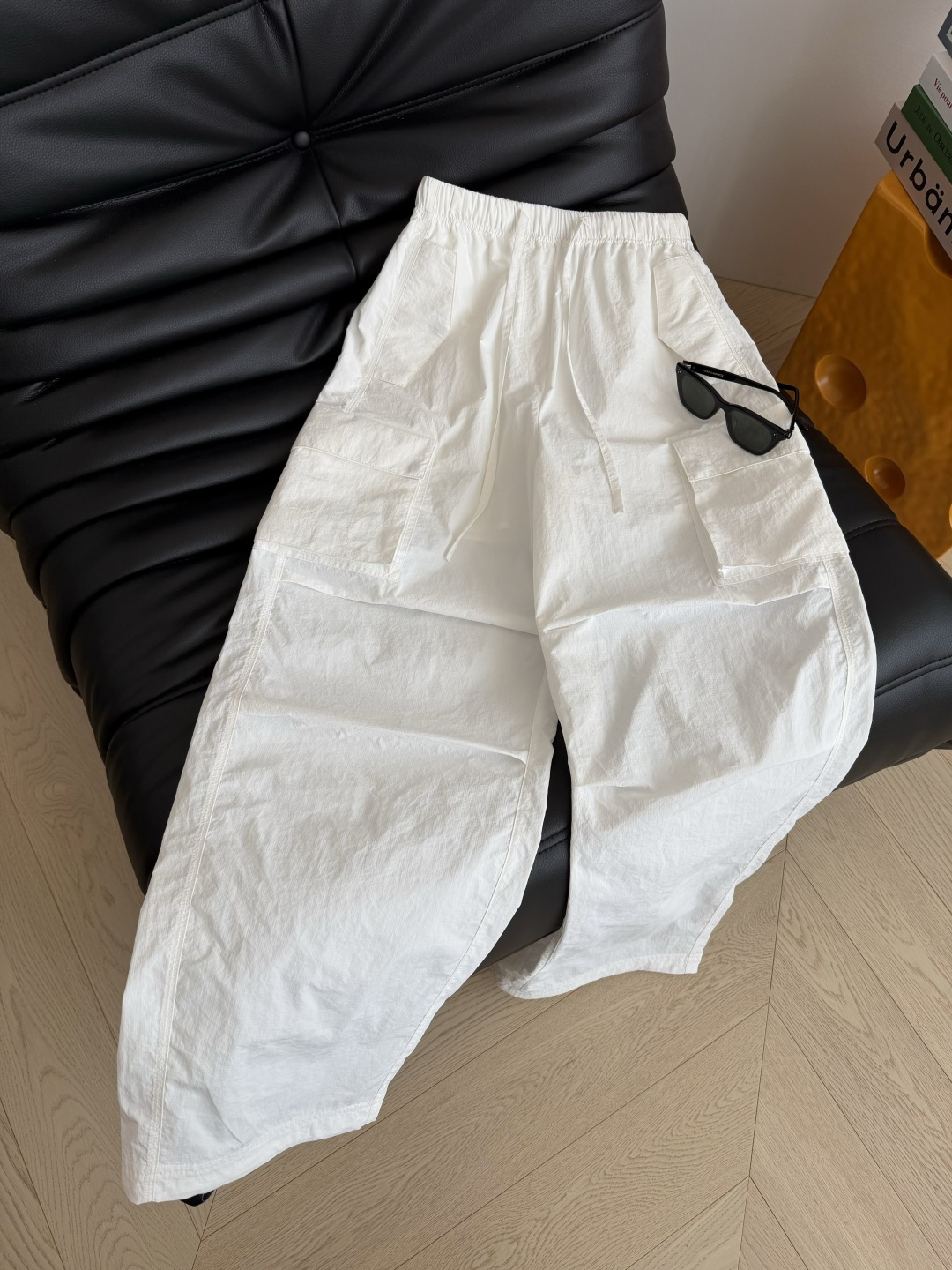 百搭系列 26新款 双侧口袋设计松紧系带工装裤 双侧口袋实用又增加了裤子的造型感 腰围是松紧系带的 特别