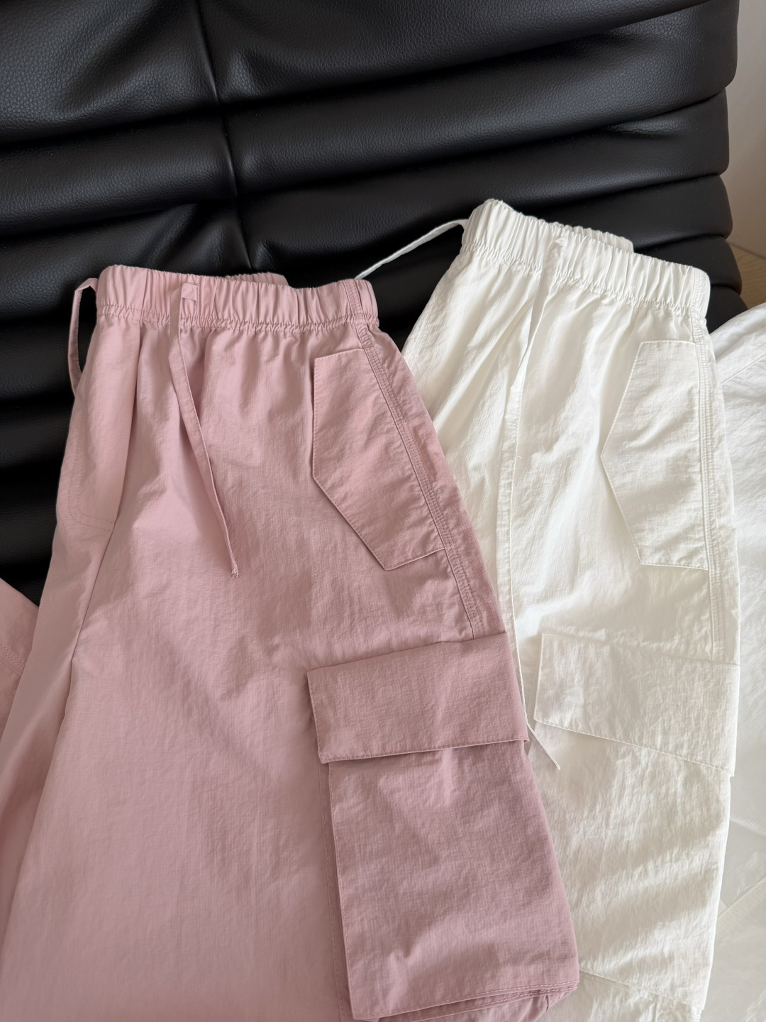 百搭系列 26新款 双侧口袋设计松紧系带工装裤 双侧口袋实用又增加了裤子的造型感 腰围是松紧系带的 特别