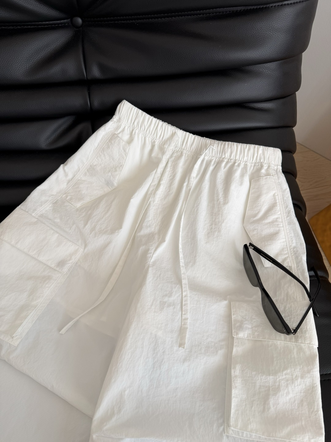 百搭系列 26新款 双侧口袋设计松紧系带工装裤 双侧口袋实用又增加了裤子的造型感 腰围是松紧系带的 特别