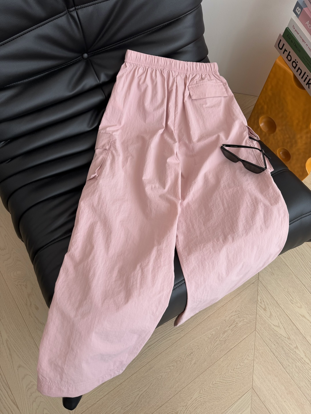 百搭系列 26新款 双侧口袋设计松紧系带工装裤 双侧口袋实用又增加了裤子的造型感 腰围是松紧系带的 特别